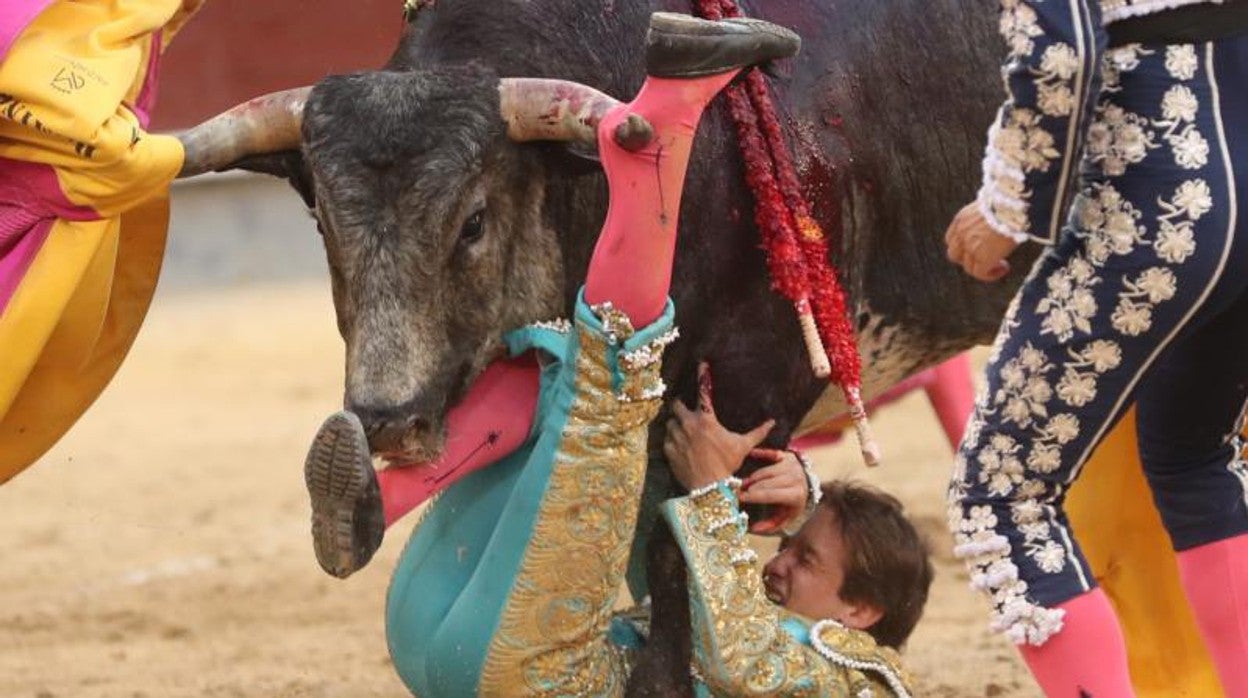 Arturo Gilio, en el momento de la cornada