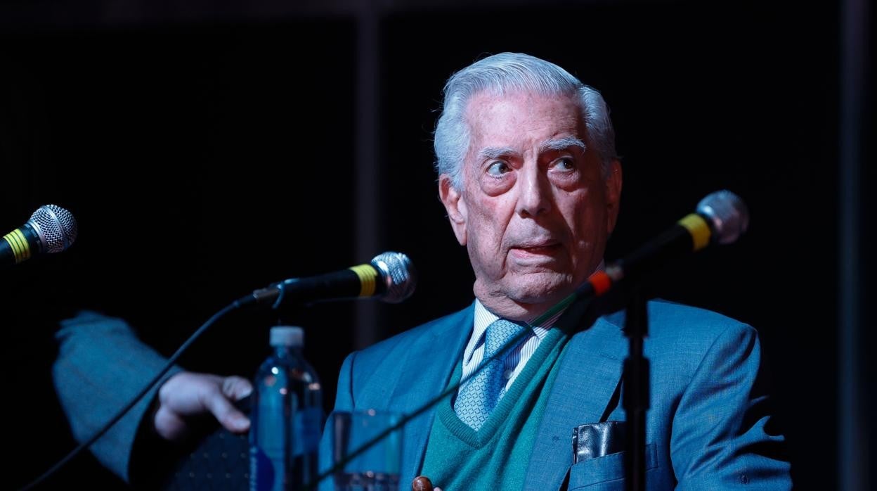 El escritor Mario Vargas Llosa durante la Feria del Libro de Buenos Aires