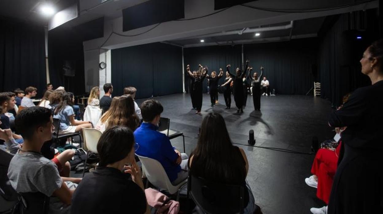 Los estudiantes en un momento del ensayo del Ballet Flamenco de Andalucía