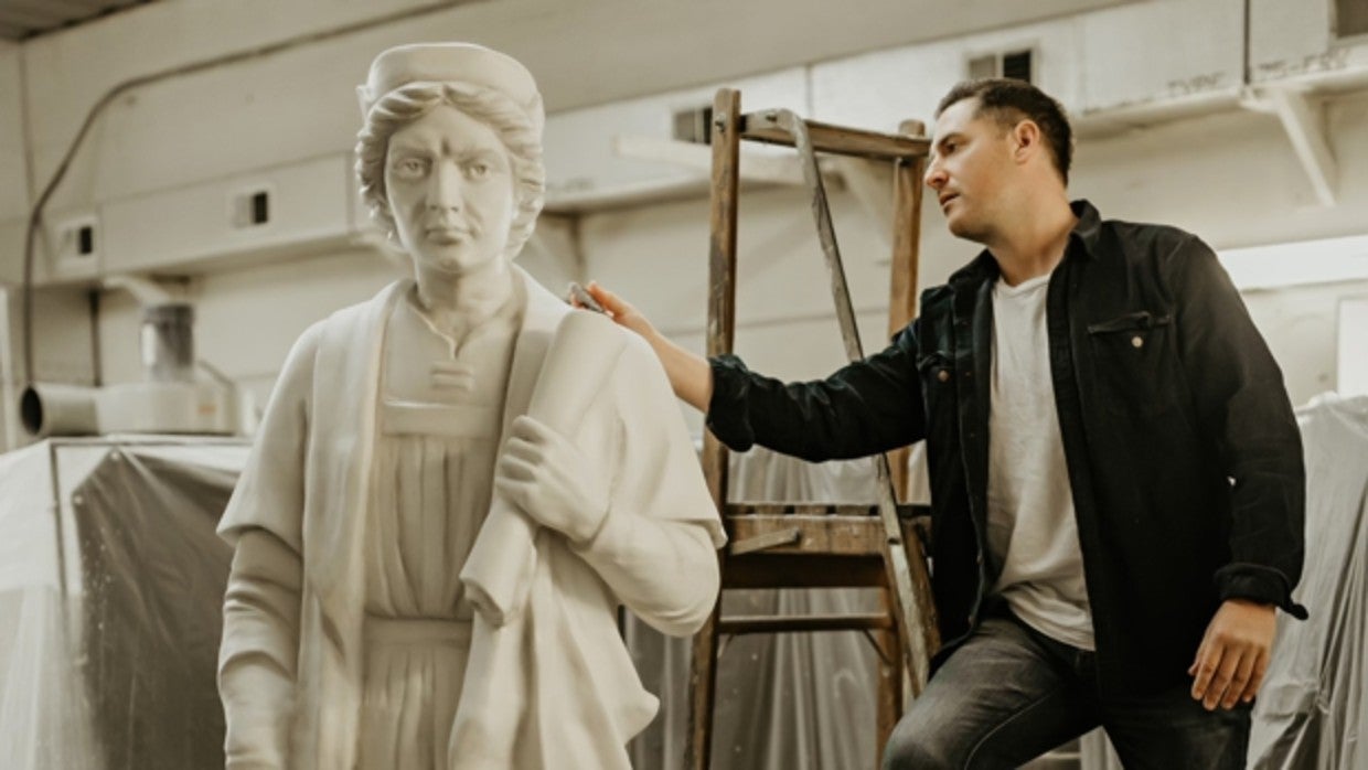 Will Hemsley retocando la estatua de Colón reconstruida