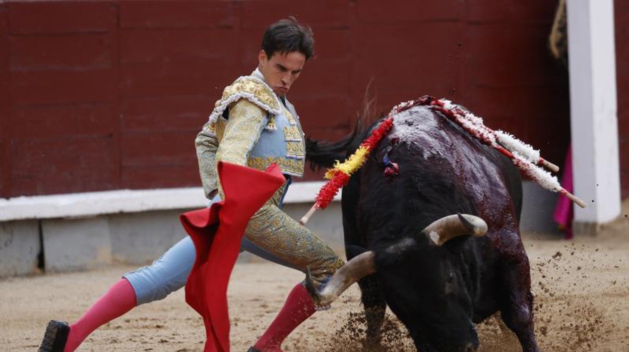 Gonzalo Caballero, con el toro de su reaparición en Madrid