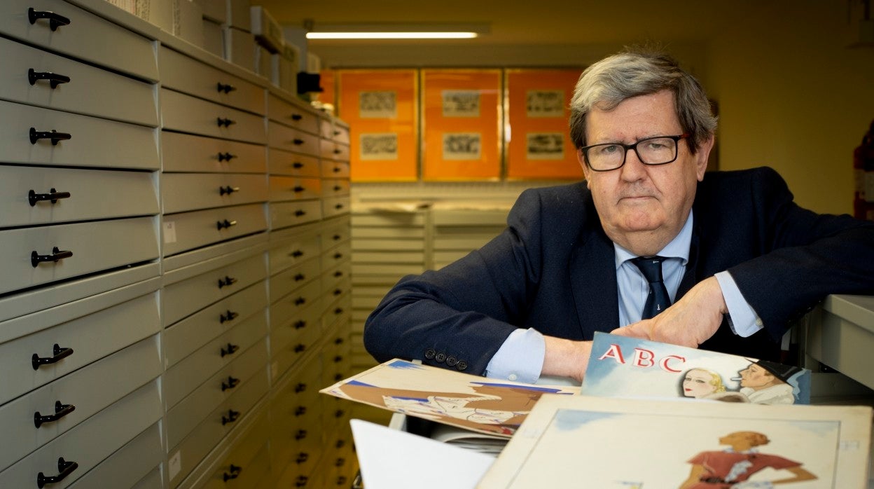 Juan Manuel Bonet, con ilustraciones de Baldrich, en el depósito de obras del Museo ABC