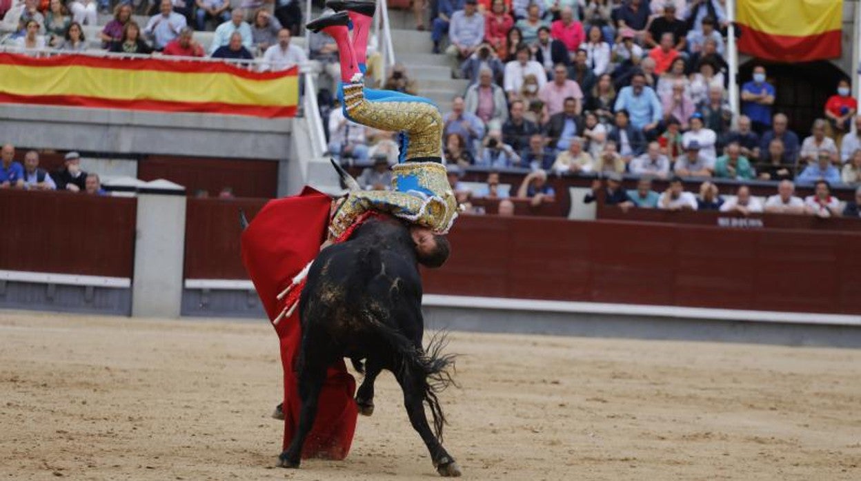 Momento de la cornada a Ginés Marín