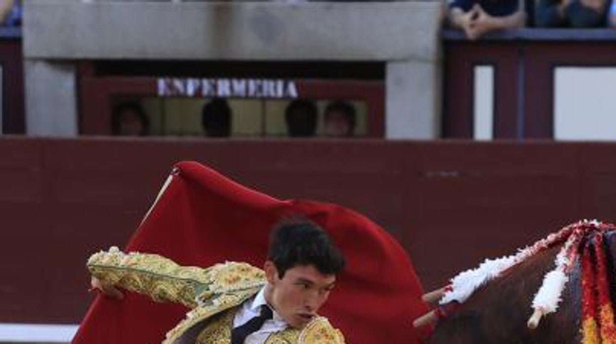 Isaac Fonseca, en un pase cambiado por la espalda