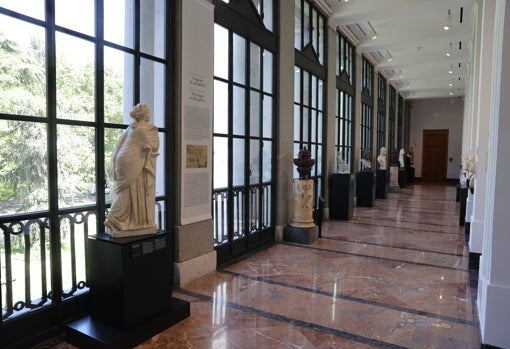 Un aspecto de la flamante galería, con el Paseo del Prado a través de las ventanas