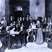 María Rodrigo dirigiendo ‘Serenata española’ (1909)