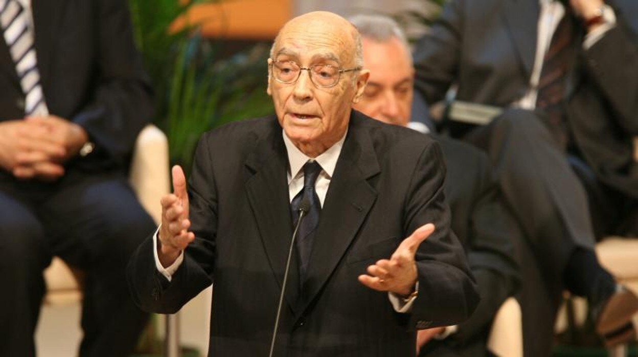 José Saramago cuando recibió la Medalla de Andalucía en 2007