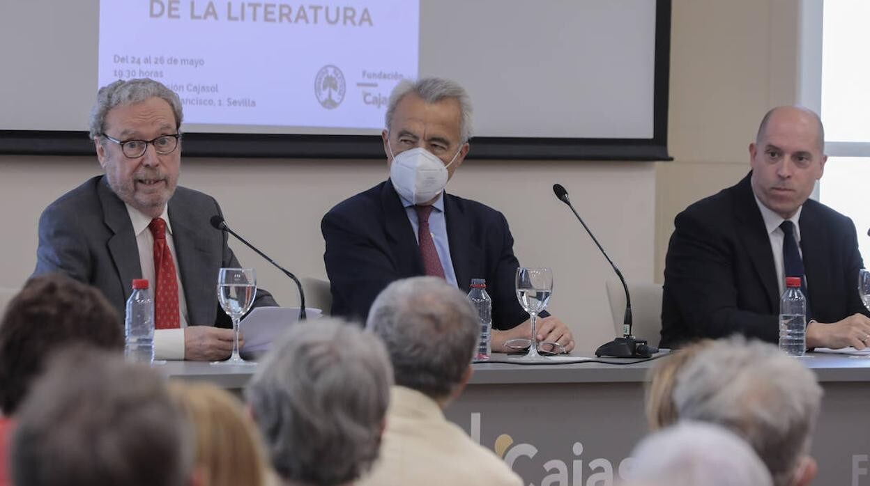 José Antonio Gómez Marín, Pablo Gutiérrez-Alviz y Antonio Sáez, este martes en la Fundación Cajasol en la inauguración de las jornadas