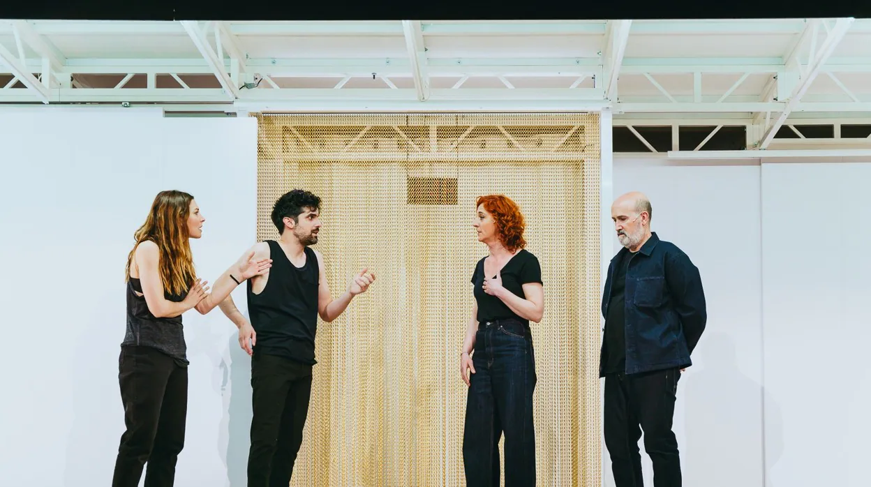 Bárbara Lennie, Francesco Carril, Nuria Mencía y Javier Cámara, en una escena de 'Los frasantes'