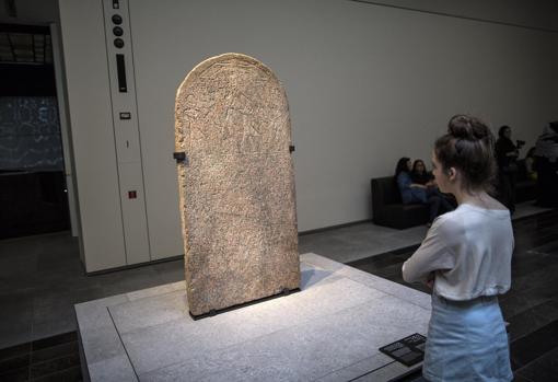 Estela de granito rosa dedicada a Tutankamón, expuesta en el Louvre Abu Dabi. Se investiga su procedencia, pues su origen ha sido cuestionado