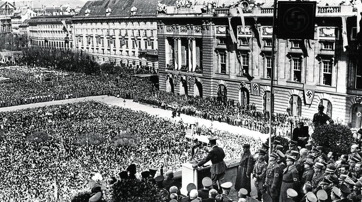 Hitler, en Viena, dando un discurso delante de 200.000 personas en el año 1938