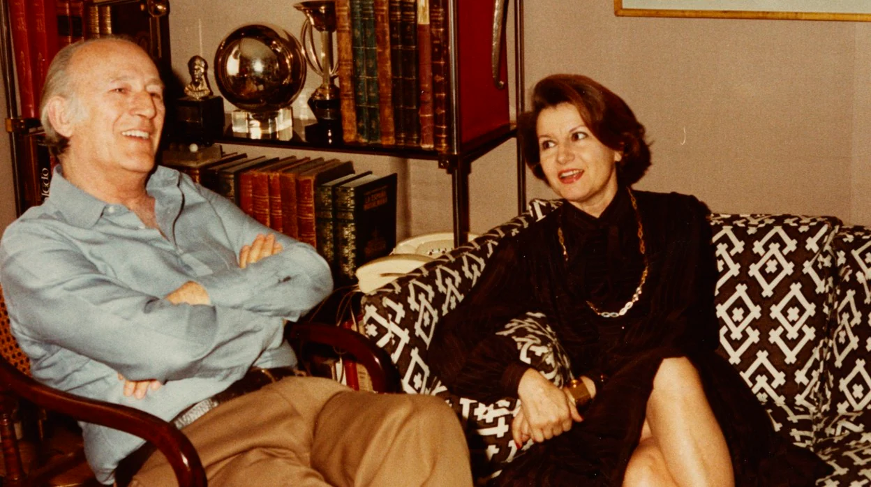 Antonio Mingote con Isabel Vigiola, en los años 80