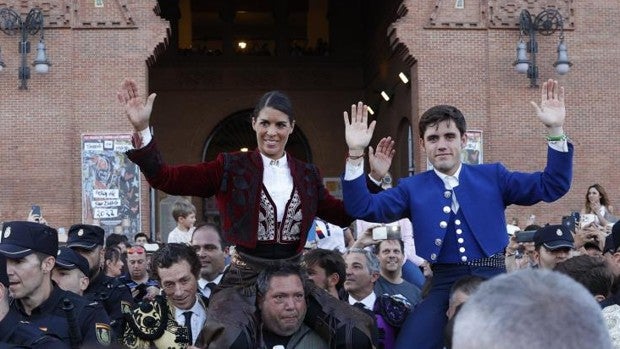 Guillermo Hermoso y Léa Vicens, Puerta Grande con aires festivos