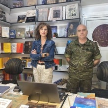 Juli López y Javier Lozano, responsables de la caseta del Ministerio de Defensa
