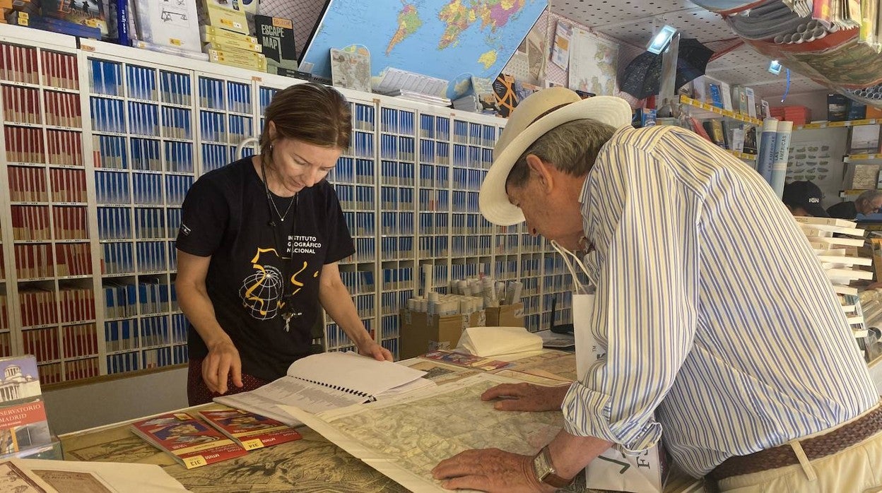 En la caseta del Instituto Geográfico Nacional se pueden encontrar miles de mapas de toda España