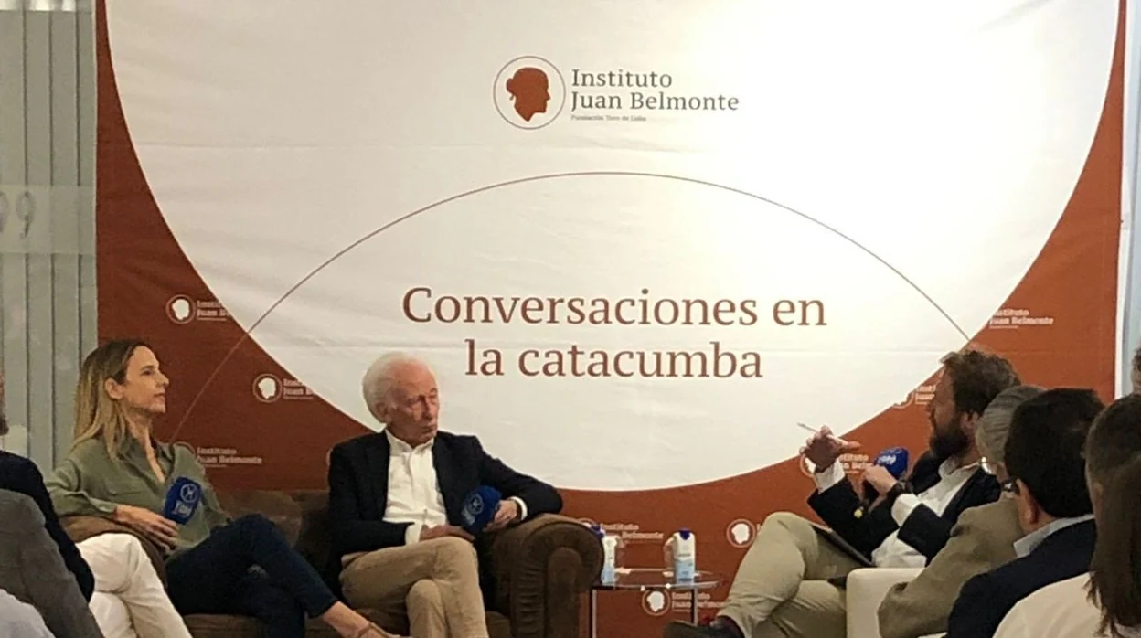 Cayetana Álvarez de Toledo y Albert Boadellas, en las 'Conversaciones en la catacumba', con Chapu Apaolaza como moderador