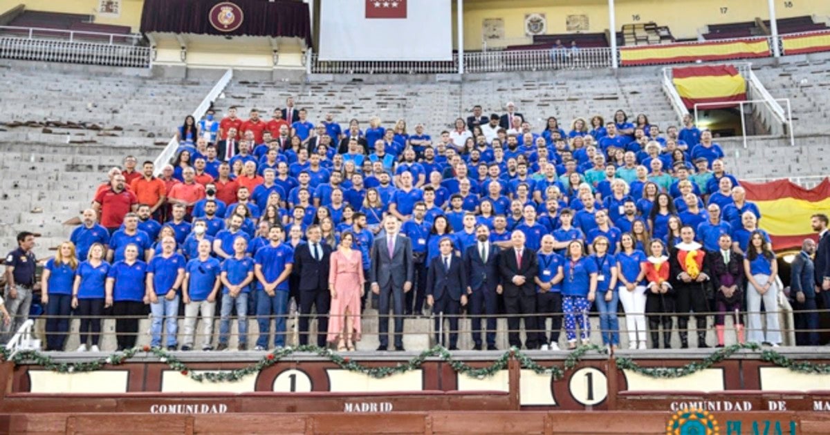 Don Felipe, Isabel Díaz Ayuso y José Luis Martínez-Almeida, con la plantilla de Las Ventas