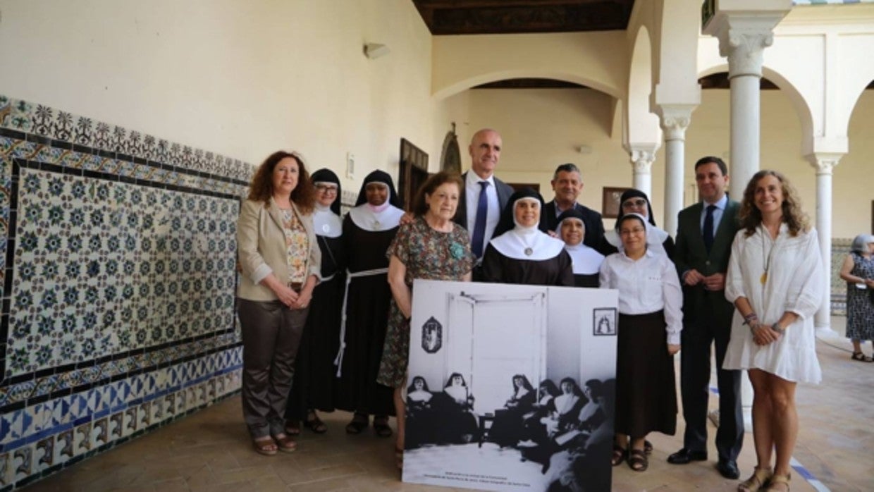 La autora Gloria Centeno, en el centro, junto a un grupo de clarisas, el alcalde, el director del Arvhivo y representantes políticos este jueves en Santa Clara