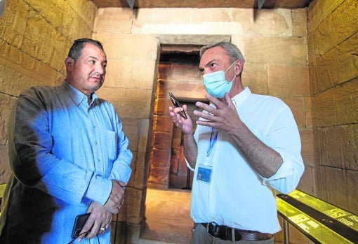 Alfonso Martín Flores muestra el templo de Debod a Hisham El-Leithy