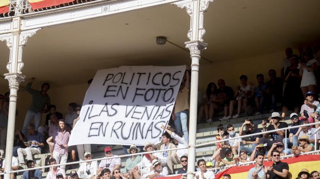 Una de las pancartas del tendido de sol