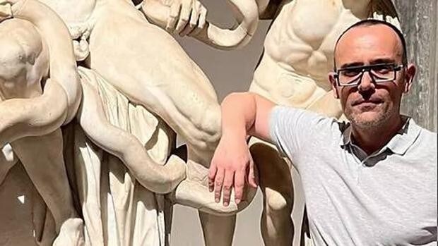 Críticas a Risto Mejide por una foto en la que se apoya en 'Laocoonte y sus hijos', de los Museos Vaticanos