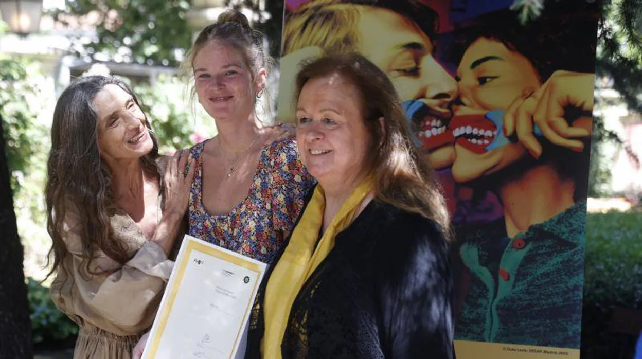 La actriz Ángela Molina, la hija de Ouka Leele, María Rosendfelt, y la hermana de la artista, Patricia Allende, en el homenaje celebrado este martes en el Museo Lázaro Galdiano