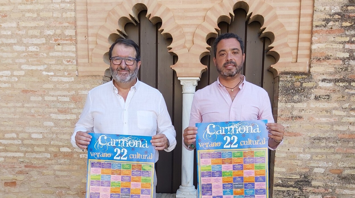 Juan Ávila y Ramón Gavira, durante la presentación del 'Verano cultural' de Carmona
