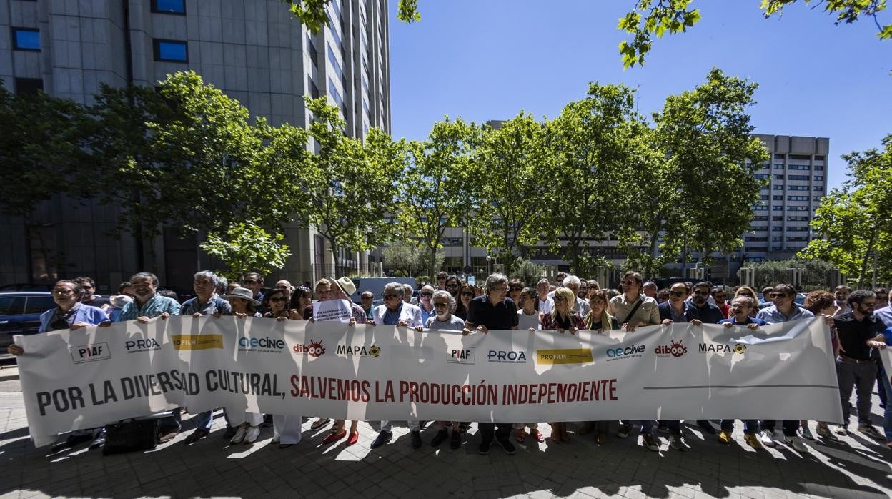 Concentración de las asociaciones y federaciones de productores independientes de cine y audiovisual bajo el lema «Por la diversidad cultural, salvemos la producción independiente», este jueves en Madrid