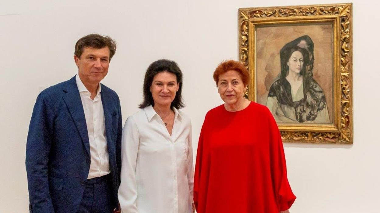 De izquierda a derecha, Josef Helfenstein, director del Kunstmuseum de Basilea; Paloma Picasso, hija de Pablo Picasso, y Carmen Giménez, comisaria de la exposición