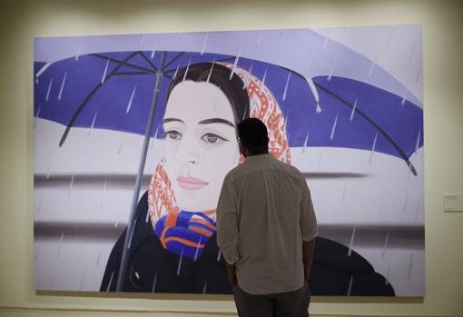 Un hombre admira 'Blue Umbrella', de Alex Katz
