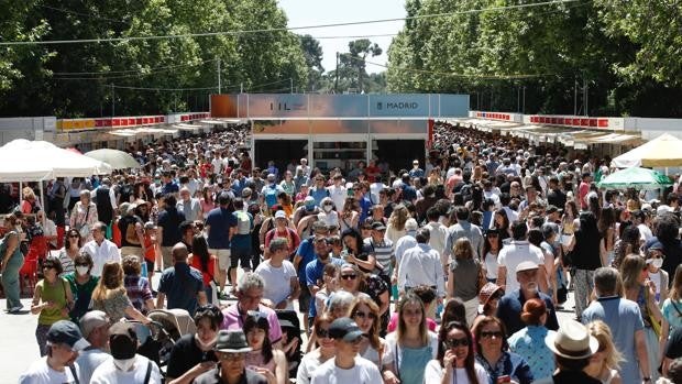 Las casetas de la Feria del Libro de Madrid adelantarán este sábado el cierre a las 19 horas por la alerta de calor