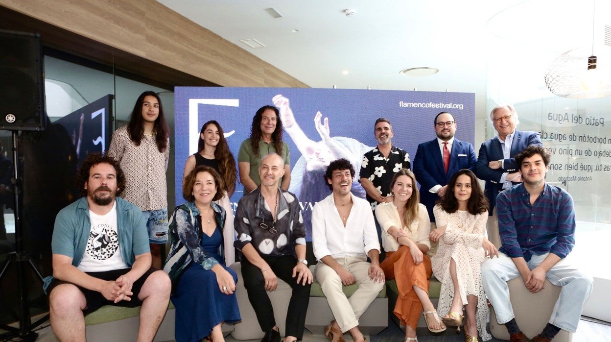 Artistas participantes en el Flamenco Festival Londres de esta edición 2022, entre ellos Tomatito, Rocío Márquez, Paula Comitre, Jesús Carmona, Manuel Betanzos, José del Tomate, Angeles Toledano, Benito Jiménez y en el centro el director del certamen, Miguel Marín, el director del Cervantes de Londres, y el concejal de Cultura de Jerez