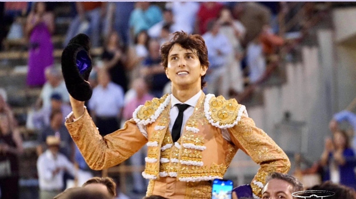 El peruano sale a hombros