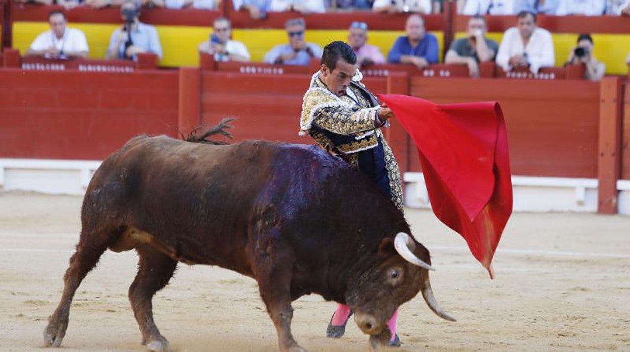 Manzanares, en un pase de pecho al quinto, al que desorejó