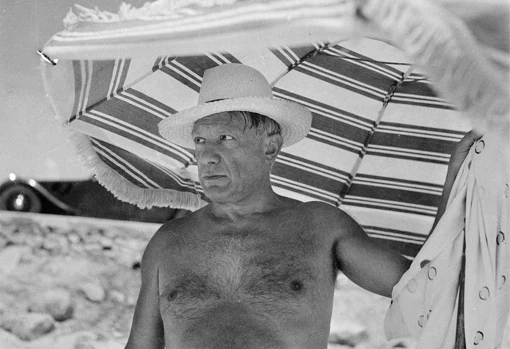 Dora Maar.  'Pablo Picasso under an umbrella', Antibes, c.  1936-1937.  Detail