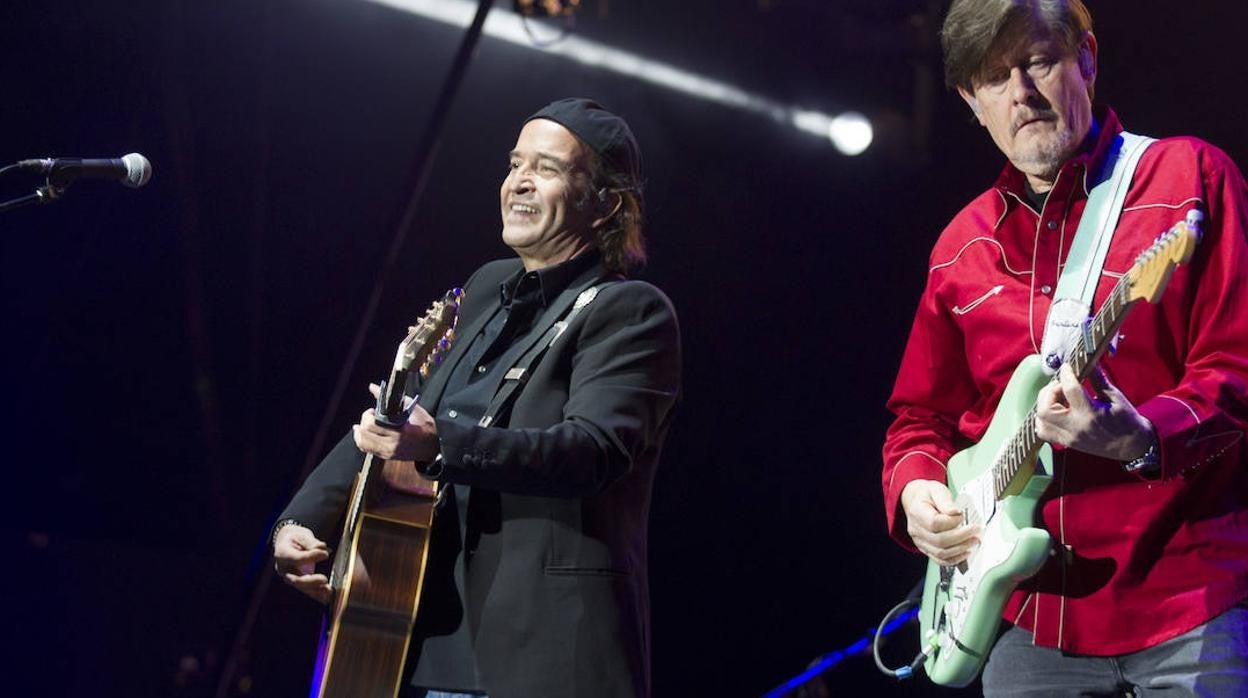 Álvaro Urquijo y Ramón Arroyo de Los Secretos durante un concierto