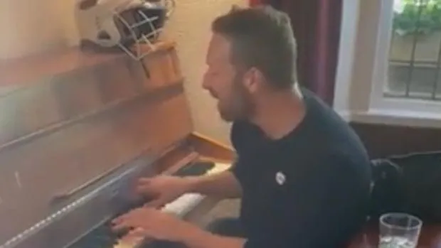 Bendecidos por Chris Martin: el cantante de Coldplay toca una canción en un bar a una pareja que organizaba su boda