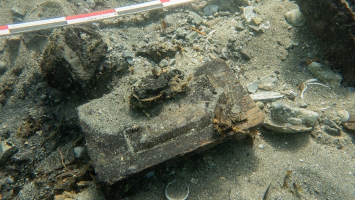 La caja de madera que simulaba un libro hallada entre los restos de un zurrón