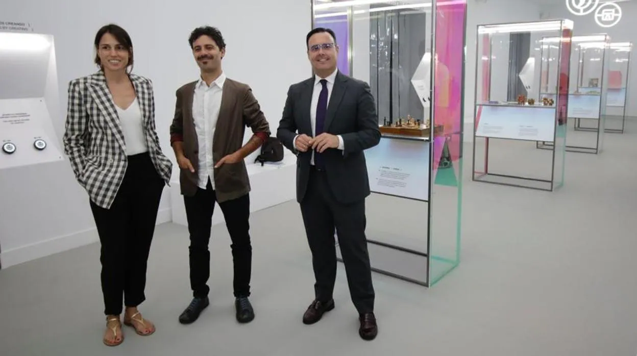Carla Tarruella, Luca Carrubba y Moisés Roiz, en la inauguración de 'Homo ludens'