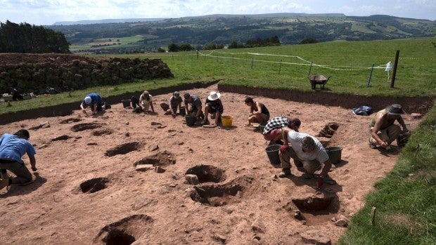 Los arqueólogos excavan una tumba de 5.000 años vinculada a la leyenda del Rey Arturo