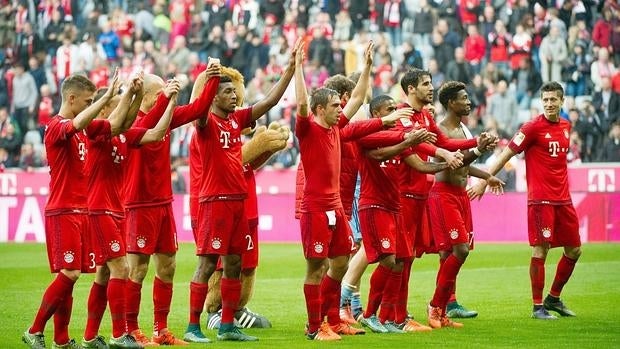 Los jugadores del Bayern celebran la goleada ante el Colonia