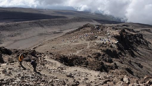 Bajada a Barafu Hut desde la cumbre del Kilimanjaro