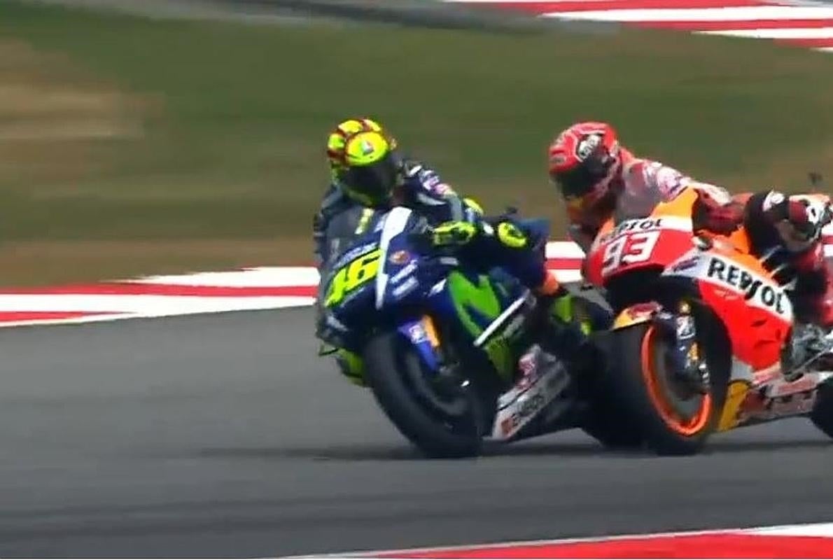 Momento del choque entre Rossi y Márquez en Sepang