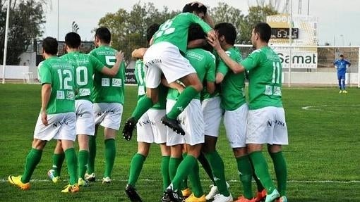 Los jugadores del Villanovense celebran un gol