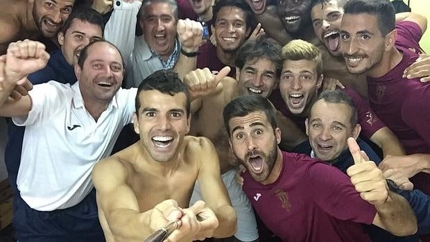 La plantilla del Jumilla inmortalizó su triunfo con un selfie