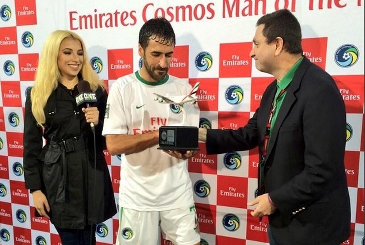 Raúl, recibiendo el premio de mejor jugador del partido