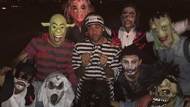 Dani ALves, en el centro, junto a sus compañeros