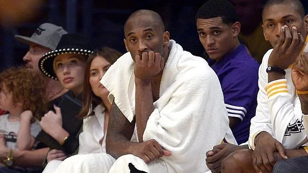 Kobe Bryant, en el banquillo de los Lakers