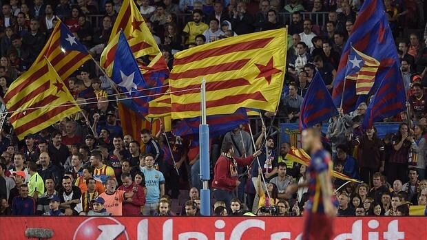 Aficionados del Barcelona lucen esteladas en el Camp Nou