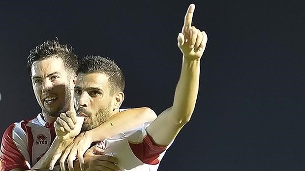 Melchor levanta el brazo celebrando un gol